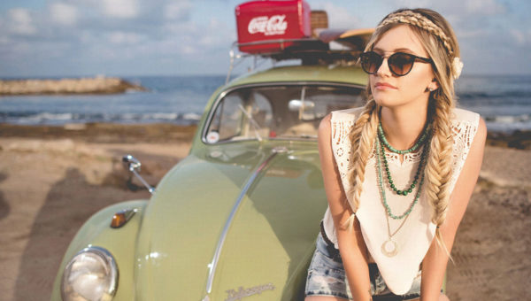 Shooting femme – tenue de marque de luxe en décor urbain