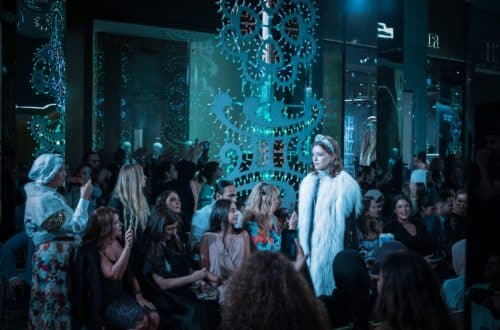 Manteau haut de gamme présenté en défilé