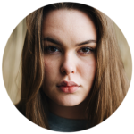 Influenceuse en look issu de l’achat vente de marques de luxe